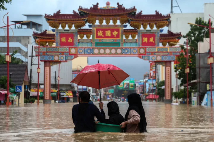 Deadly floods displace thousands in Thailand, Malaysia