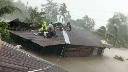 ارتفاع حصيلة قتلى الفيضانات في فيتنام إلى 90 وفقدان 12 شخصاً