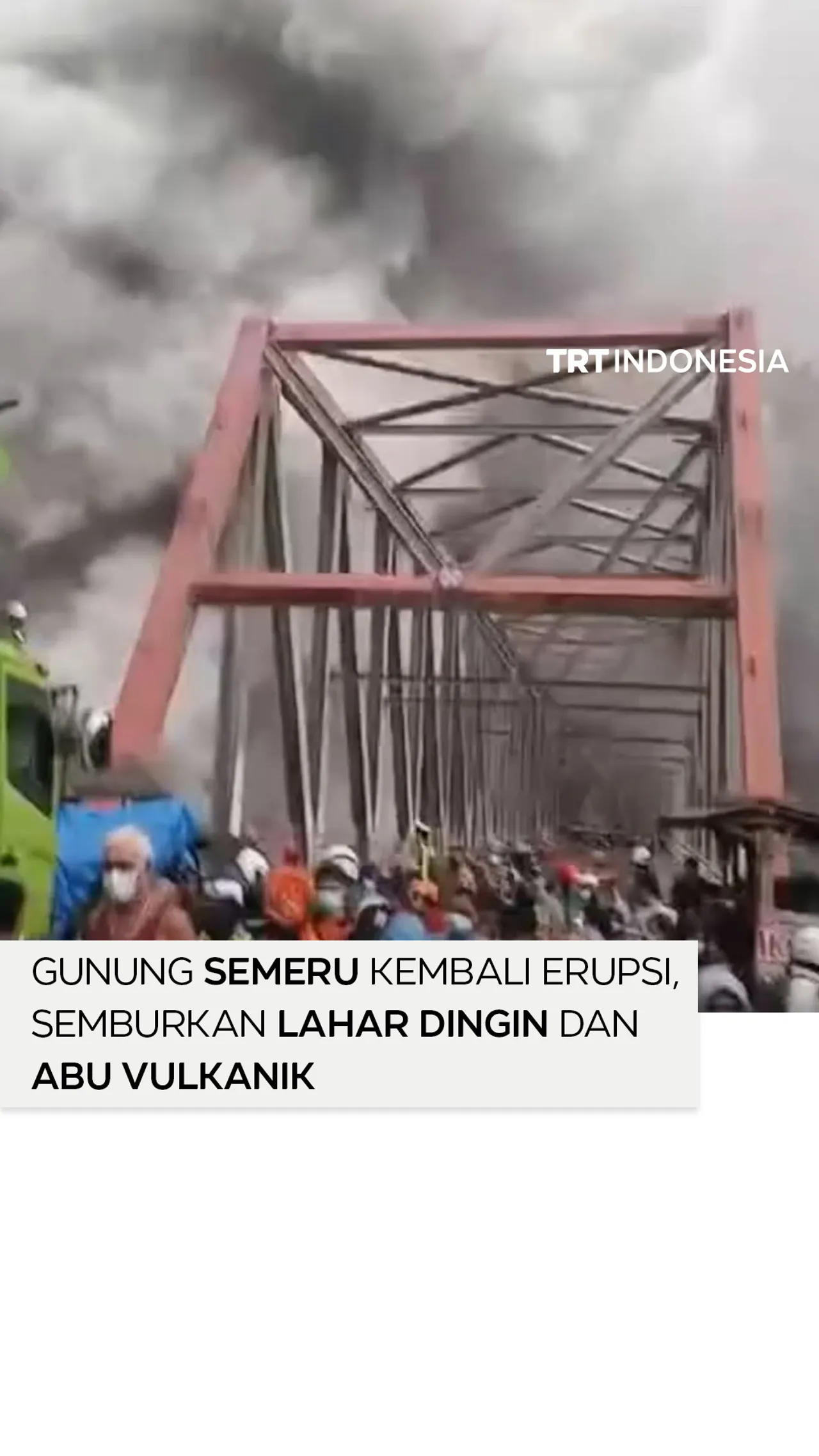 Gunung Semeru meletus lagi di tengah hujan lebat