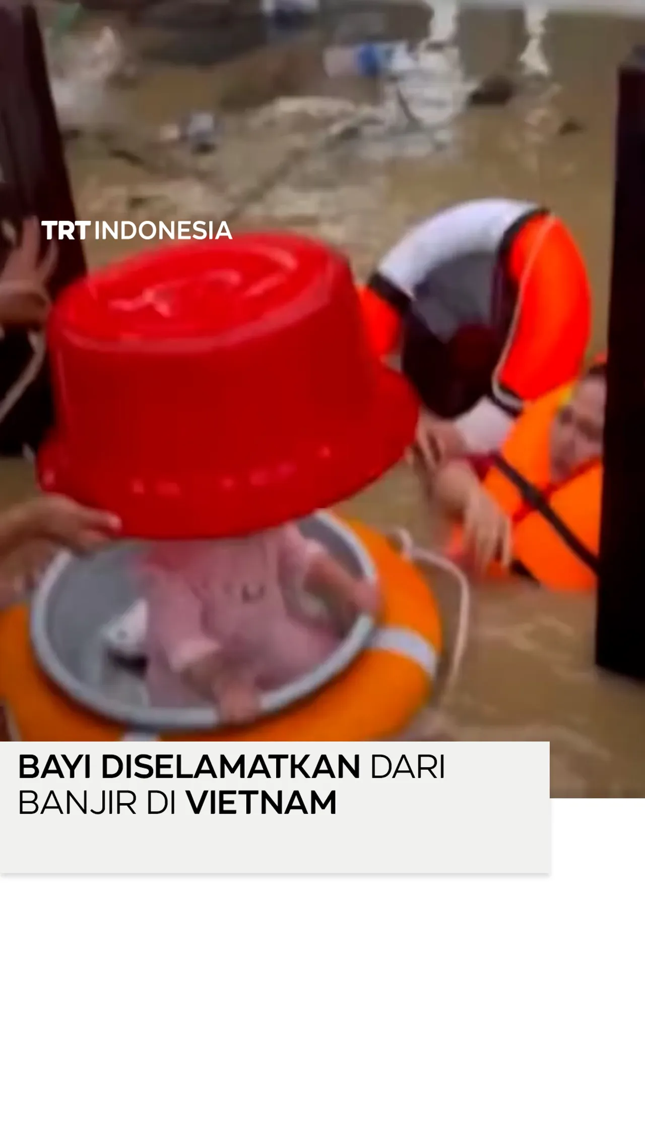 Bayi diselamatkan dari genangan tinggi banjir di Vietnam