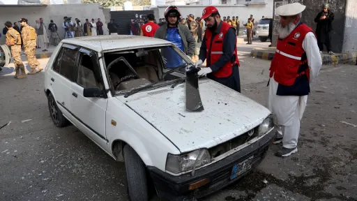 مقتل 3 في هجمات انتحارية استهدفت مقر شرطة الحدود في باكستان