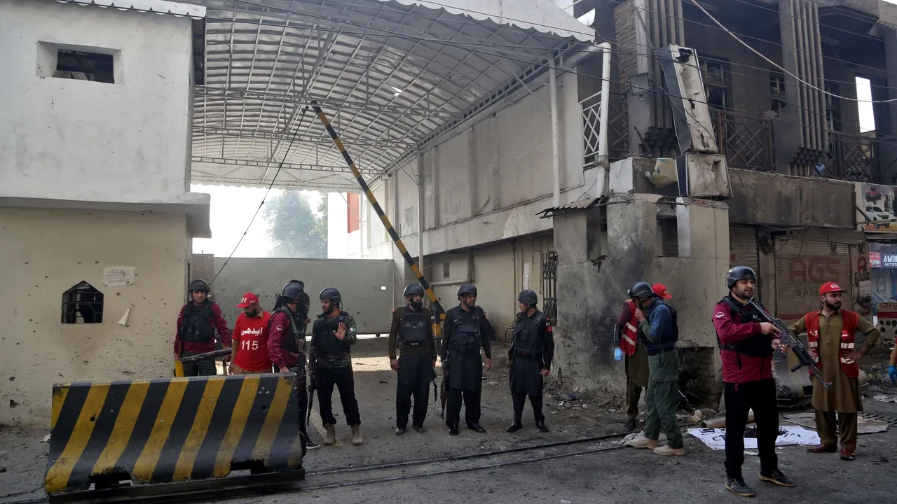 Atentado suicida visa quartel-general paramilitar no Paquistão, matando três agentes