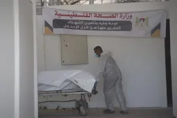 بحثاً عن العلامات.. كيف يعاني أهالي شهداء غزة في التعرف على جثامين ذويهم؟