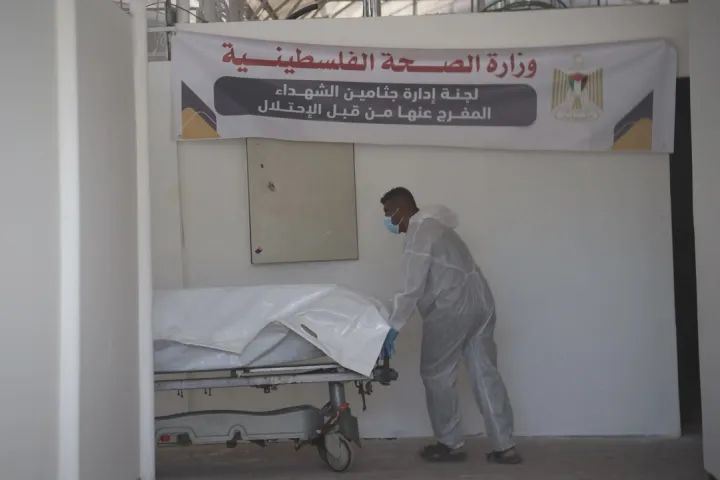 بحثاً عن العلامات.. كيف يعاني أهالي شهداء غزة في التعرف على جثامين ذويهم؟