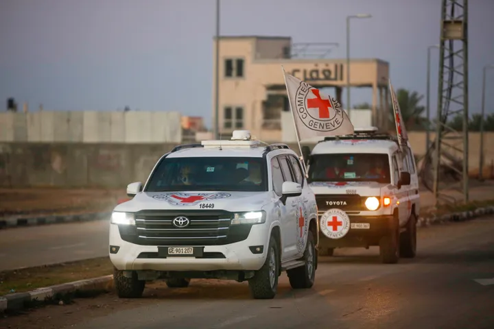 الاحتلال يُفرج عن 5 أسرى من غزة بينهم ابنة الطبيب مروان الهمص