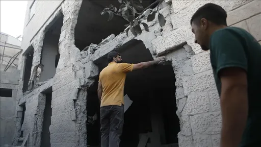 Израел продолжува со уривања и гранатирање во Газа и покрај договореното примирје