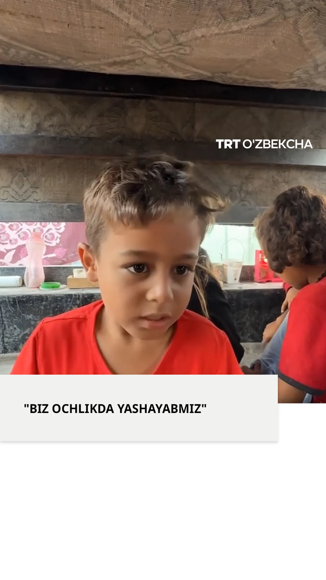 G'azodagi bolalar ota-onalarining o'ldirilganini aytmoqda