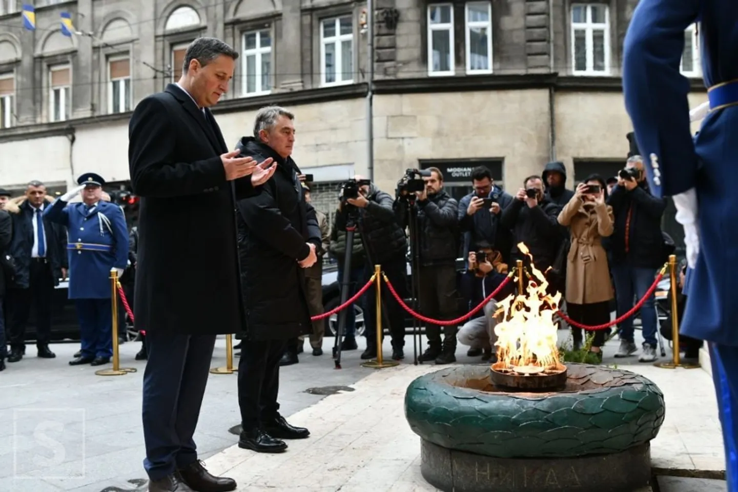 Polaganjem cvijeća kod Vječne vatre brojne delegacije obilježile Dan državnosti BiH