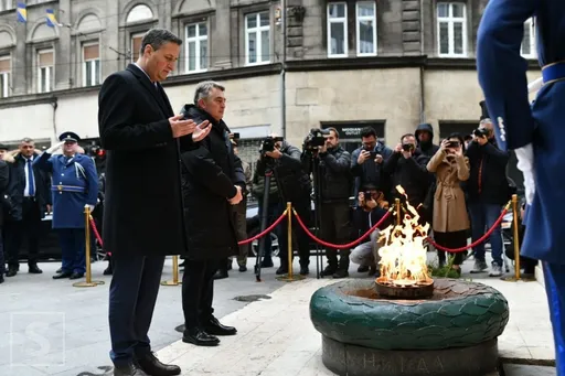 Polaganjem cvijeća kod Vječne vatre brojne delegacije obilježile Dan državnosti BiH