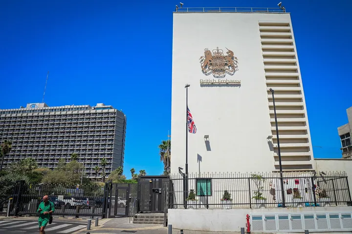 שגרירות בריטניה בתל אביב תחת ביקורת: עובדת בכירה מתגוררת בהתנחלות בלתי חוקית