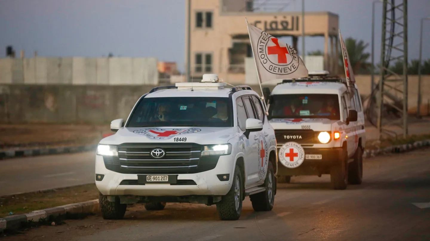 جيش الاحتلال يتسلم من الصليب الأحمر رفات أحد مُحتجَزيه في غزة