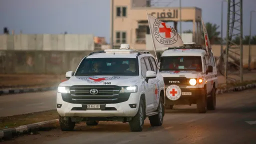 جيش الاحتلال يتسلم من الصليب الأحمر رفات أحد مُحتجَزيه في غزة