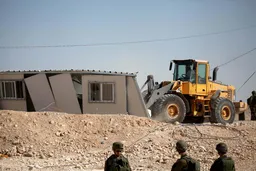 Peta digambar ulang bagian demi bagian: Orang Palestina gambarkan sebuah negara yang diambil alih di depan mata