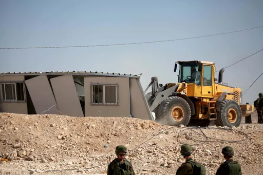 Peta digambar ulang bagian demi bagian: Orang Palestina gambarkan sebuah negara yang diambil alih di depan mata