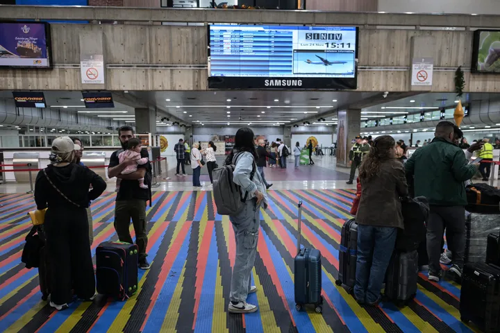 بعد تحذير أمريكي.. فنزويلا تهدد بسحب تراخيص الطيران إن لم تُستأنف الرحلات خلال 48 ساعة