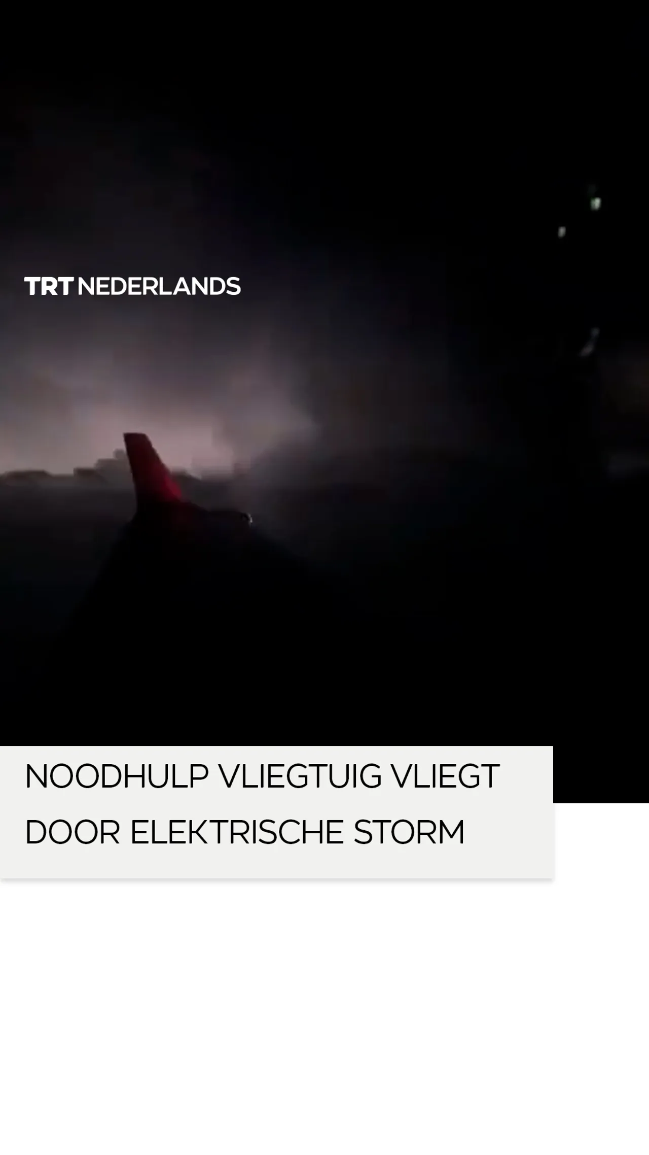 Vliegtuig van de Royal Flying Doctor Service reist door een elektrische storm