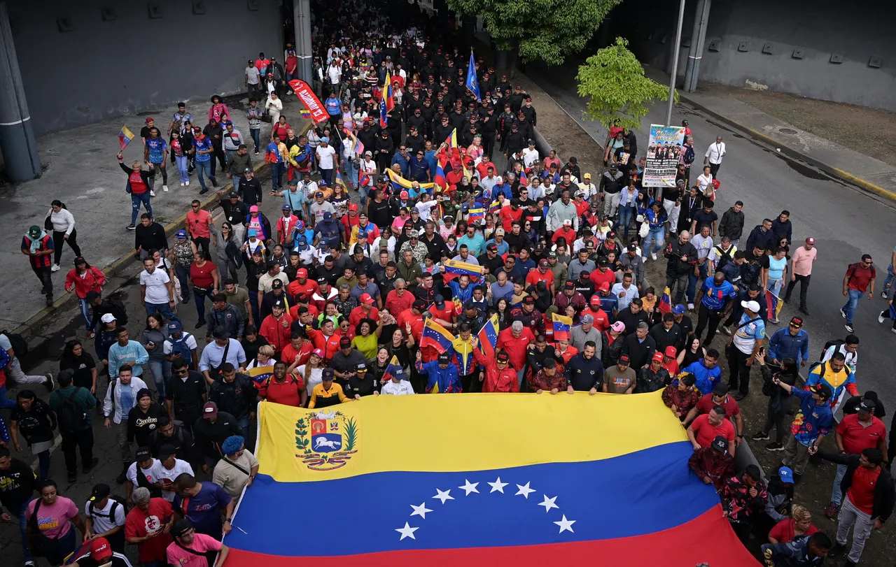 Thousands march in Venezuela against US ‘threats’ as Maduro mobilises militia