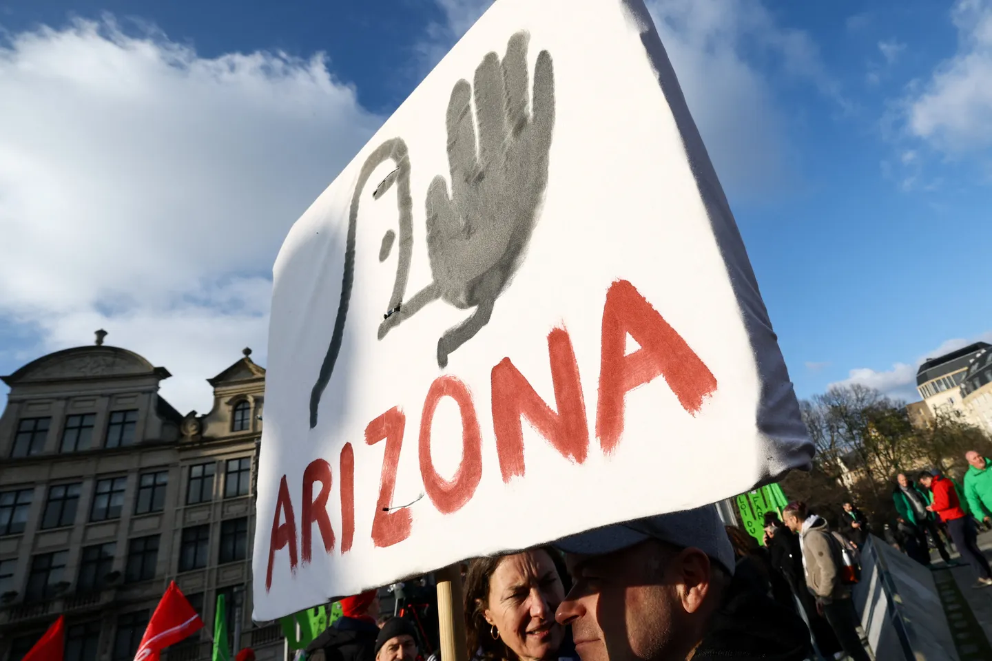 Stakingsgolf legt havens en waterwegen plat: recordaantal schepen wacht op zee