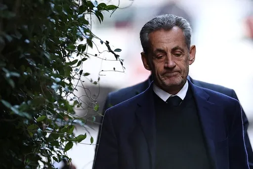 Sarkozy décrit son séjour "infernal" et tend la main à l'extrême droite