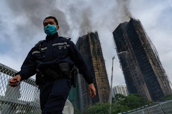 75 قتيلاً في حريق بمجمع سكني في هونغ كونغ بينهم رجال إطفاء