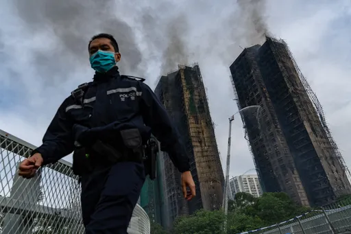 75 قتيلاً في حريق بمجمع سكني في هونغ كونغ بينهم رجال إطفاء