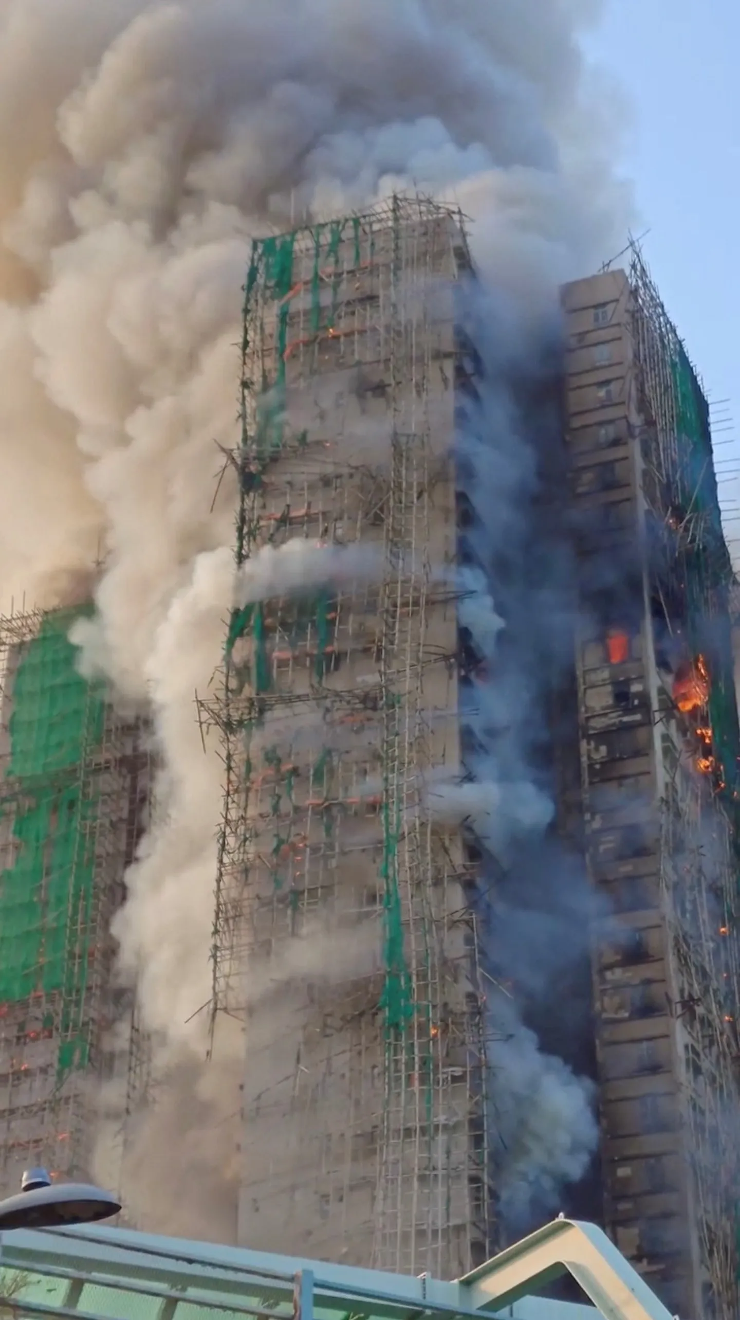 ჰონგ-კონგში საცხოვრებელ კორპუსში გაჩენილი ხანძრის შედეგად დაღუპულთა რიცხვი 55-მდე გაიზარდა