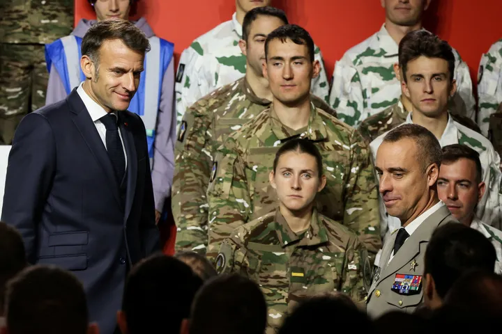 Macron annonce un service militaire volontaire