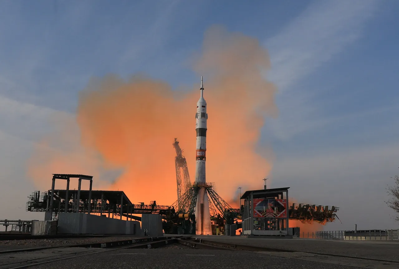 روسیې د  فضايي ادارې په وینا،د سویوز فضايي بیړۍ د روسي  او امریکایي ستورمزلو سره فضا ته الوتنه وکړه