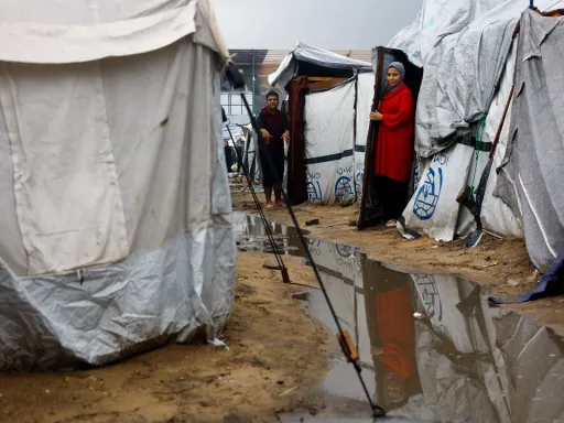 Milhares ficam sem abrigo em Gaza, depois das chuvas destruírem tendas que abrigavam deslocados