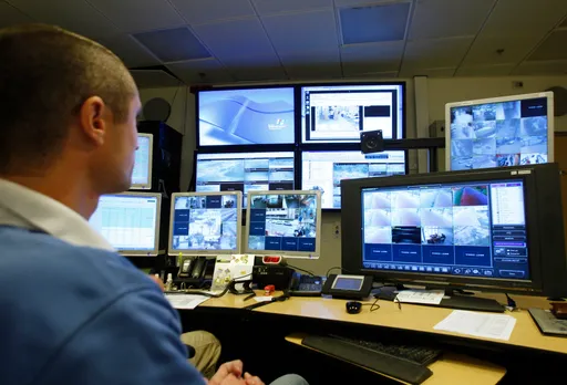 بعد عقود من استباحة خصوصية الفلسطينيين.. كيف يخترق الأمن الإسرائيلي حياة مواطنيه الرقمية؟