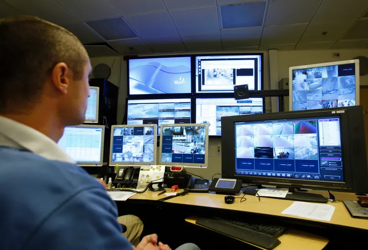 بعد عقود من استباحة خصوصية الفلسطينيين.. كيف يخترق الأمن الإسرائيلي حياة مواطنيه الرقمية؟