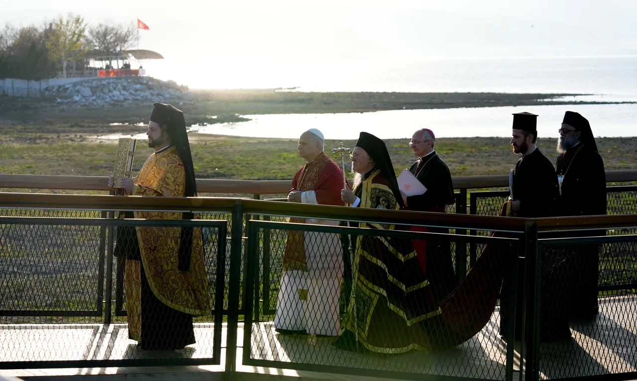 Papst Leo XIV. betet in Türkiye an versunkener Basilika