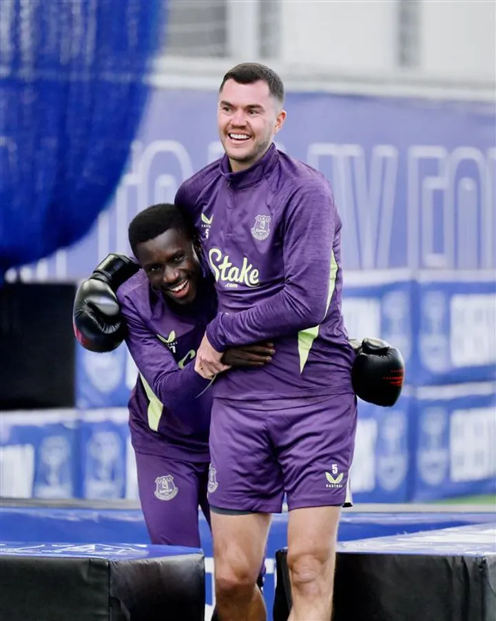 Idrissa Gana Guèye et Michael Keane enfilent les gants de boxe pour se réconcilier