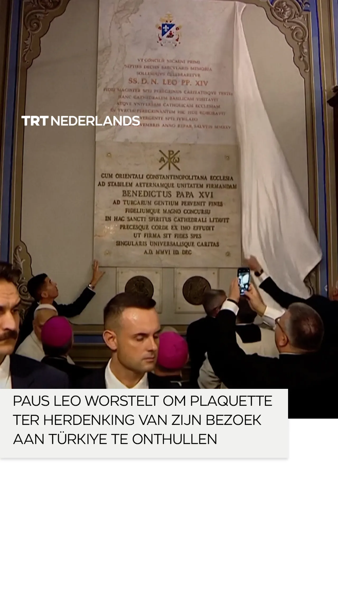 Paus Leo worstelt om plaquette ter herdenking van zijn bezoek aan Türkiye te onthullen