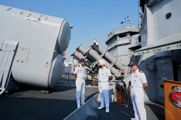 भारत ने रूस से 238 मिलियन डॉलर का अनुबंध करके श्टिल वायु रक्षा प्रणाली खरीदी।