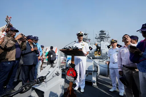 नौसेना के युद्धपोत ओमान की खाड़ी से भारतीय जहाजों को सुरक्षा प्रदान करते हैं।