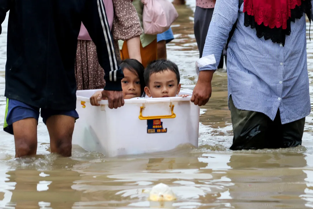 Lebih dari 100 orang tewas, puluhan hilang akibat banjir besar di Sumatera