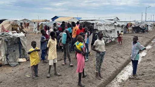 Centenas de crianças chegam ao campo de refugiados sem família após fugirem da violência em Darfur