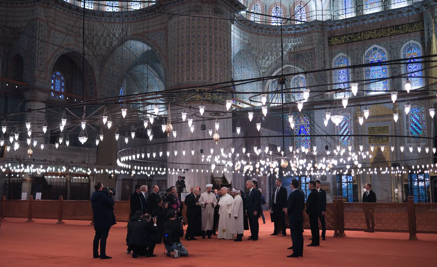 Le pape Léon XIV visite la mosquée de Sultanahmet à Istanbul
