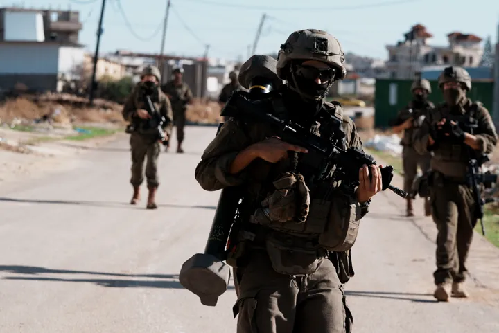 الاحتلال يقتحم مدن الضفة ويعتقل فلسطينيين.. وإصابات في هجمات المستوطنين