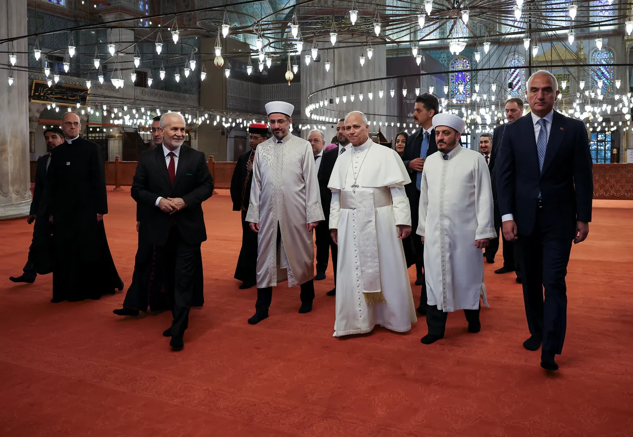Papst Leo XIV. besucht Sultanahmet-Moschee in Istanbul
