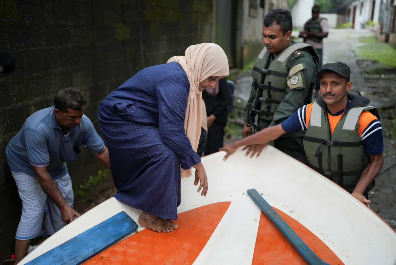श्रीलंका में बाढ़ आपदा से निपटने के लिए सैनिकों की संख्या दोगुनी की गई