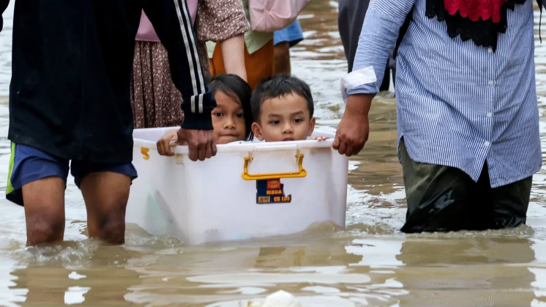 Mais de 200 mortos e dezenas de desaparecidos após inundações assolarem Sumatra, na Indonésia