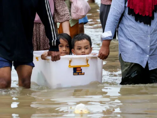 Mais de 200 mortos e dezenas de desaparecidos após inundações assolarem Sumatra, na Indonésia