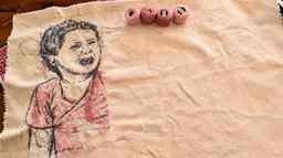 Mujeres palestinas bordan en el Tapiz del Genocidio de Gaza su dolor y la resistencia de su pueblo