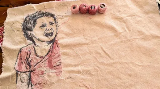 Mujeres palestinas bordan en el Tapiz del Genocidio de Gaza su dolor y la resistencia de su pueblo