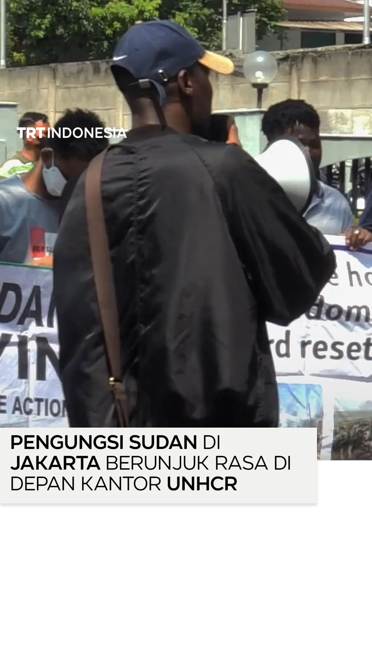 Pengungsi Sudan menggelar aksi protes di depan kantor UNHCR di Jakarta, Indonesia