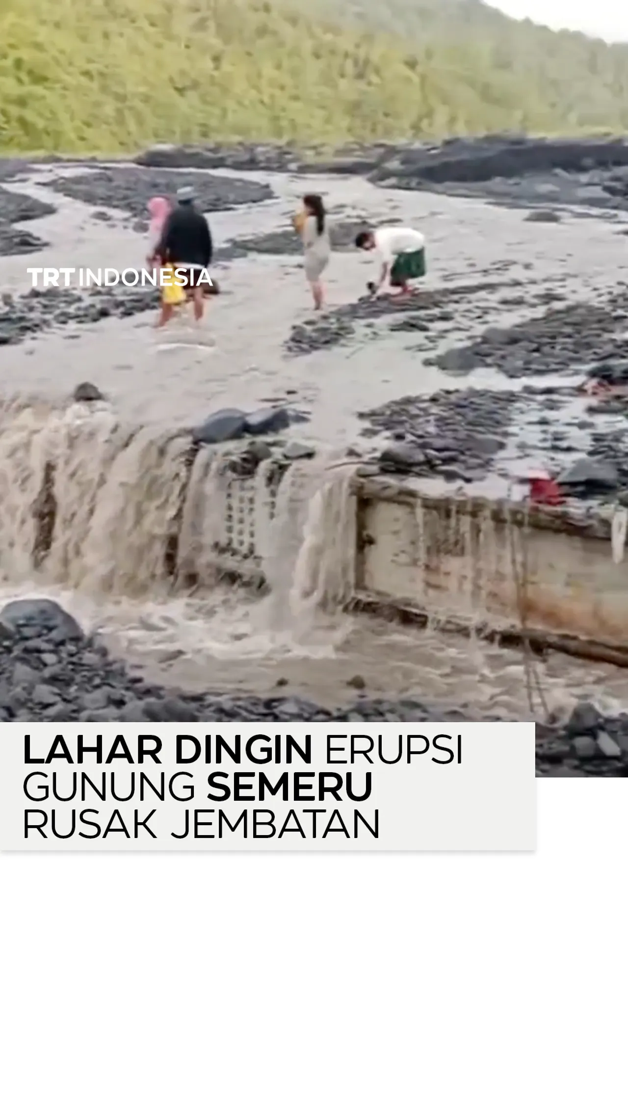 Lahar dingin erupsi Gunung Semeru merusak jembatan