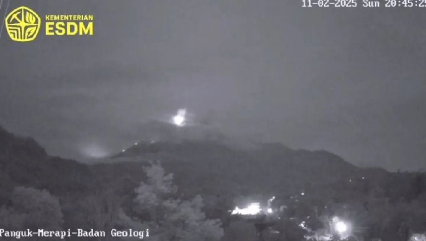 Gunung Merapi luncurkan tujuh awan panas, status di level siaga