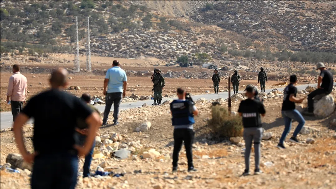 Kolonët e paligjshëm izraelitë punojnë tokat bujqësore palestineze në Hebron për t’i pushtuar